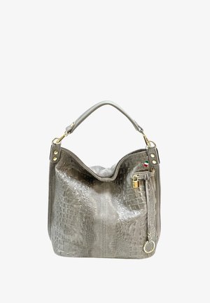 Grijze faux krokodillenleren handtas met een slouchy silhouet, gouden hardware accenten en een ritszak. Bevat een korte handgreep en afneembare charms.