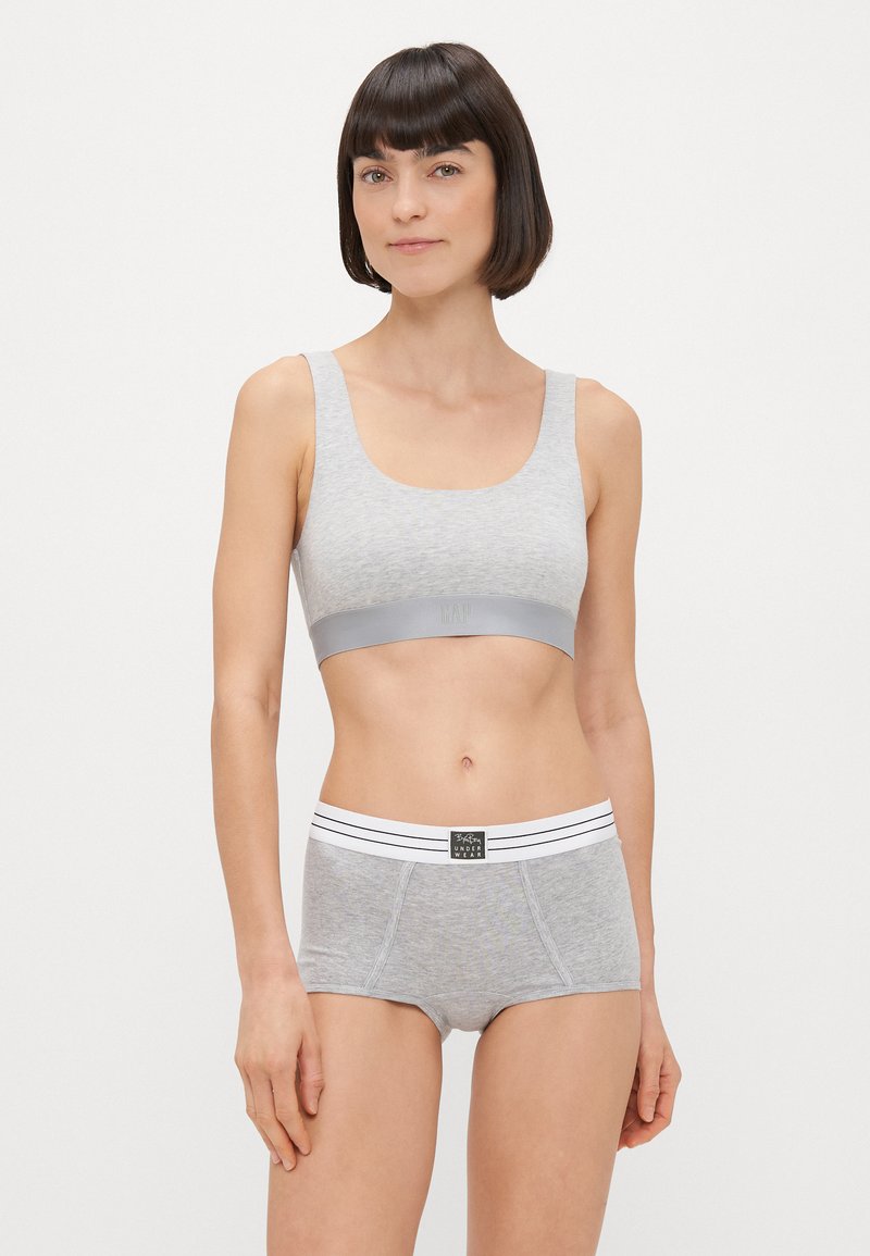 Γκρι βαμβακερό σουτιέν με φαρδιές τιράντες και λείο λάστιχο. Γκρι βαμβακερά σορτς με λευκή ριγέ ζώνη και λογότυπο.
