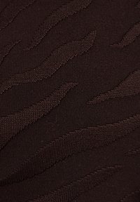 Ciemnobrązowa tkanina z wypukłymi, fakturowanymi, nieregularnymi wzorami pasków przypominającymi wzór zebry.