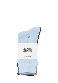 Driepack sokken in lichtblauw en donkerblauw, gemaakt van katoenrijk materiaal. Klassieke geribbelde textuur, verpakt met een merkband.