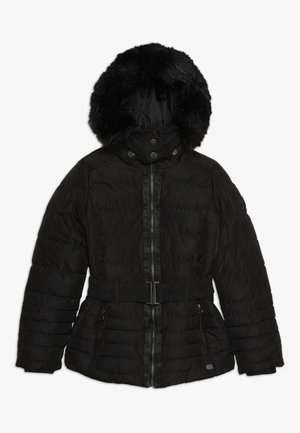 Veste d’hiver matelassée noire avec ceinture, fermeture éclair devant, deux poches zippées et une grande capuche bordée de fausse fourrure noire.