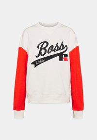Felpa bianca con maniche rosse, con stampa nera "Boss" e branding sportivo. Polsini e orlo a coste, texture liscia, design casual.