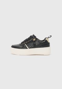 Schwarze Ledersneaker mit dekorativem Schnürmuster, goldenen Akzenten, einer dicken weißen Plateausohle und schwarzen Schnürsenkeln. Seitlicher Reißverschluss vorhanden.