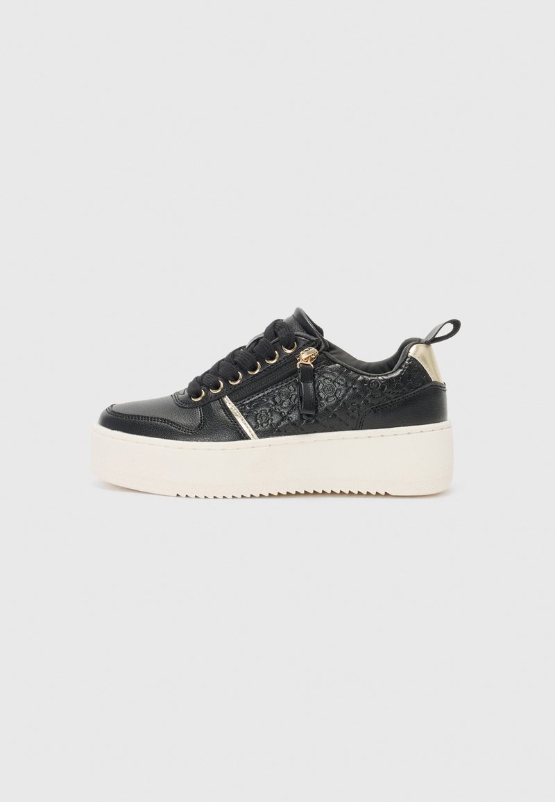 Schwarze Ledersneaker mit dekorativem Schnürmuster, goldenen Akzenten, einer dicken weißen Plateausohle und schwarzen Schnürsenkeln. Seitlicher Reißverschluss vorhanden.