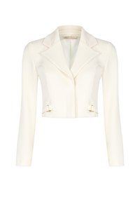 Blazer bianco accorciato con colletto a punta, maniche lunghe e dettagli con fibbia dorata sul davanti, realizzato in un tessuto liscio e leggero.