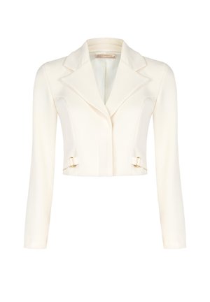 Gekürzter weißer Blazer mit Reverskragen, langen Ärmeln und goldenen Schnallenakzenten an der Vorderseite, aus einem glatten, leichten Stoff gefertigt.