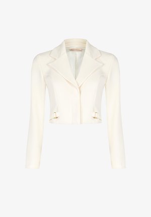 Gekürzter weißer Blazer mit Reverskragen, langen Ärmeln und goldenen Schnallenakzenten an der Vorderseite, aus einem glatten, leichten Stoff gefertigt.