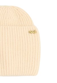 Berretto lavorato a maglia color crema con texture a coste e piccolo dettaglio dorato con la scritta "NAI." Materiale morbido con una vestibilità aderente.
