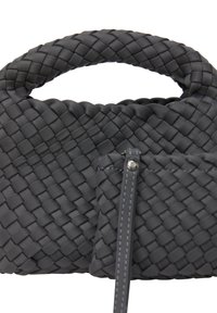 Bolso de mano negro tejido con forma estructurada; presenta una superficie texturada, un asa gruesa y un bolsillo con cremallera desmontable con costuras en contraste.