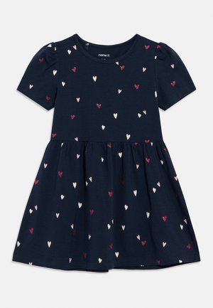 Mørkeblå kjole med korte ærmer med pink og røde hjerte-mønstre og en rynket talje, designet til små børn.