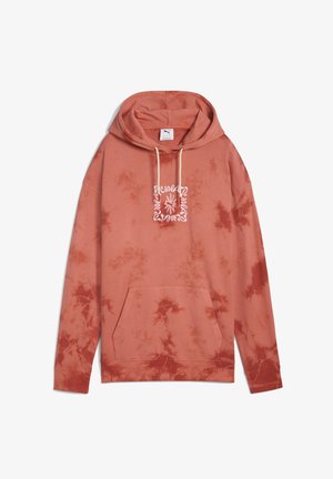 Hnědá mikina z bavlny s batikovaným vzorem, přední klokanní kapsou a bílým logem uprostřed. Navržena s kapucí na stažení.