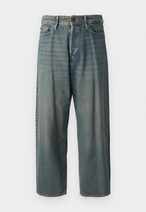 Jeans en denim bleu clair avec une coupe ample, taille mi-haute et jambes droites. Comprend cinq poches, des passants de ceinture et une fermeture à bouton.