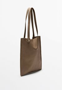 Borsa a tracolla in pelle marrone con due manici lunghi, texture morbida, design minimalista e un unico compartimento aperto. Nessun hardware o accento visibile.