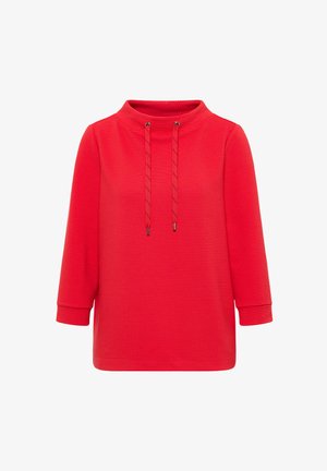 Pullover rosso con collo alto, dotato di una texture a coste, maniche a tre quarti e cordini regolabili con punte in metallo.