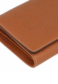 Tan leren portefeuille met een gestructureerd oppervlak, voorzien van een geperforeerd patroon en contrasterende witte stiksels langs de randen.