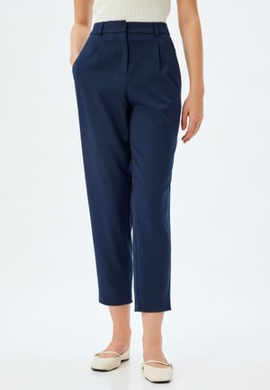 Pantalones entallados de color azul marino con pierna recta, que presentan una cintura alta, pliegues frontales y bolsillos laterales. Tela suave con ligera textura.