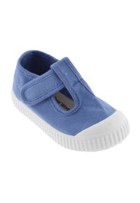 Scarpa da ginnastica blu in tela con punta in gomma bianca e suola testurizzata. Presenta una cinghia in velcro per una facile chiusura. Design leggero e semplice.