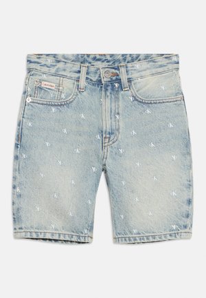 Lyseblå denimshorts med helhvit "ck" logo mønster, knapp- og glidelåslukking foran, beltehemper, samt lommer foran og til mynt.