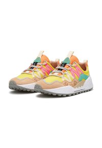 Sneaker multicolore con una parte superiore in rete gialla e rosa, morbidi accenti in suede beige, una suola intermedia bianca e una suola in gomma grigia.