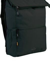 Sac à dos en tissu vert foncé avec un rabat supérieur, plusieurs zips, une poche latérale et des détails de marque subtils. Texture lisse et design structuré.