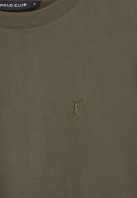 Olivgrüner Pullover aus weichem Stoff, mit rundem Halsausschnitt und einem kleinen grünen gestickten Golfer-Logo auf der linken Brust.