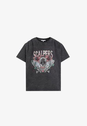 Camiseta de algodón negra con diseño gráfico que incluye una calavera, rosas y huesos cruzados. Corte holgado con mangas cortas y cuello redondo.