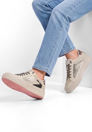 Tamaris, Baskets basses - taupe