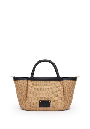 Borsa intrecciata color cuoio con manici e rifiniture in pelle nera, con una piccola etichetta rettangolare nera sul davanti.