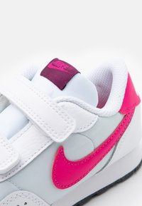 Nike Sportswear NIKE MD VALIANT (TDV) - Sapatilhas - pure platinum/dark smoke grey/sangria/pink prime