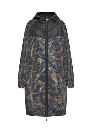 Veste camouflage imperméable dans des tons de vert foncé et bleu marine. Comprend un empiècement noir, une fermeture éclair, une capuche avec cordon de serrage et des poignets élastiques.