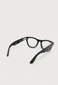 Gafas negras con lentes rectangulares y montura de acetato brillante. Presentan una bisagra metálica y un logo sutil de la marca en la patilla.