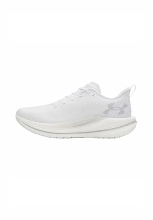 Witte sportsneaker met gedempte zool, ademend mesh bovenwerk, vetersluiting en subtiel Under Armour-logo op de hiel.