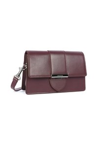 Borsa a tracolla in pelle bordeaux con chiusura a pattina, caratterizzata da cuciture verticali, un fermo in metallo argentato e una tracolla removibile.