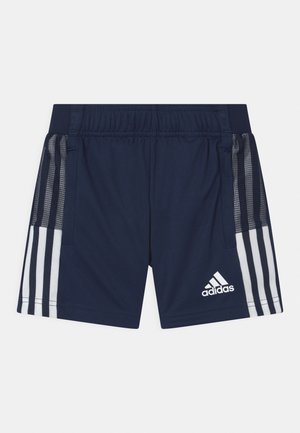Pantalones cortos deportivos azul marino con cintura elástica, con el logotipo blanco de Adidas y tres rayas blancas en los laterales, hechos de tela que absorbe la humedad.