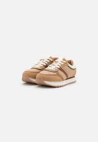 Esprit Trainers - bark
