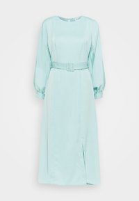 En midi-klänning i ljus mintgrön, med långa puffärmar, bälte i midjan, rund halsringning och ett sidoslits. Slätt, flödande tyg.