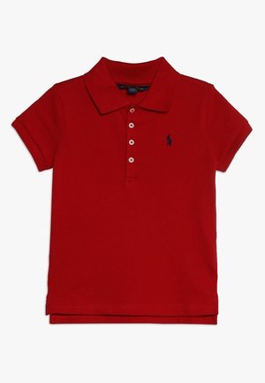 Rød polo t-shirt med korte ærmer, krave, fire knapper og et lille mørkt logo på venstre bryst.