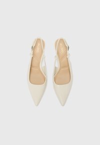 Hvite spisse slingback hæler med en glatt lærfinish, justerbar spenne og polstret såle. ALDO-logo preget innvendig.