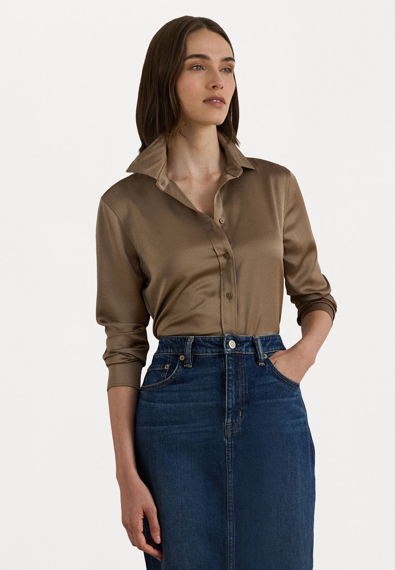 Brun sateng skjorte med knapper og krage, kombinert med et høyt liv mørkt denimskjørt med frontlommer. Glatt tekstur, tettsittende design.