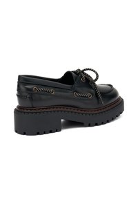 Zwarte leren schoenen met een stevige, profielzool en een donkerbruine tussenzool. Voorzien van doorlopende veters en metalen veterogen. Ronde neusontwerp.