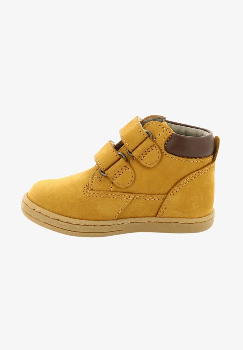 Bottine en daim jaune avec des accents en cuir marron, deux bandes Velcro, semelle beige et détails de couture visibles.