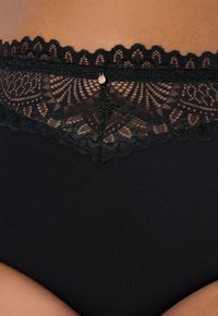 Zwarte kantondergoed met een golvende kanten tailleband met bloemenpatronen en een kleine decoratieve accent in het midden.