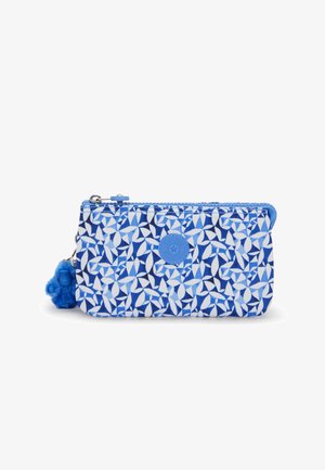 Borsetta con zip a motivo blu, con varie sfumature di blu e bianco. Include un charm a pom-pom blu e un dettaglio rotondo con il logo sulla parte anteriore.