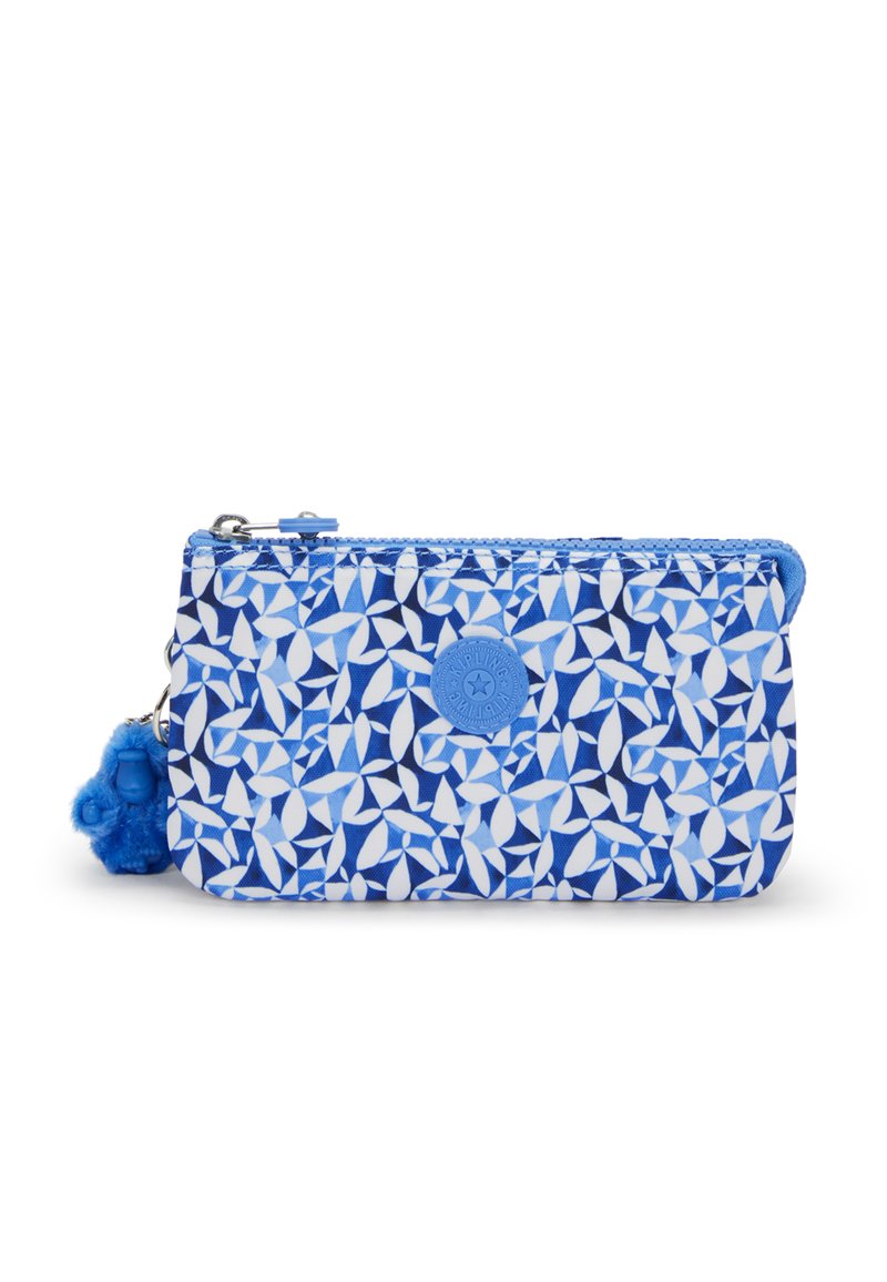 Borsetta con zip a motivo blu, con varie sfumature di blu e bianco. Include un charm a pom-pom blu e un dettaglio rotondo con il logo sulla parte anteriore.