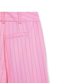 Pantaloni rosa con un motivo a righe di un rosa più scuro. Caratterizzati da una texture liscia, passanti per la cintura e una tasca sul retro.