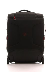 Maleta negra con superficie texturizada, dos ruedas y acentos rojos. Cuenta con un asa superior y compartimentos con cremallera para un acceso fácil.
