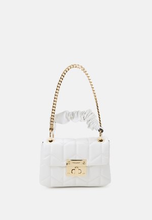 Weiße gesteppte Handtasche mit goldfarbenem Drehverschluss, Kettenriemen und einem weichen, gerafften Stoffgriff. Glatte Textur, kompakte rechteckige Form.