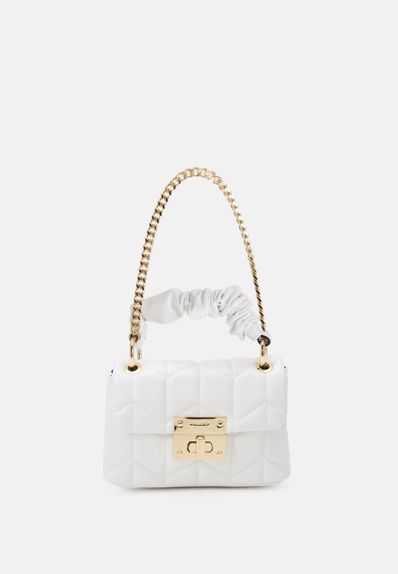 Sac à main matelassé blanc avec une fermeture à tourniquet dorée, une bandoulière en chaîne et une poignée en tissu doux froncé. Texture lisse, forme rectangulaire compacte.