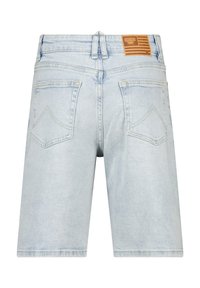Shorts in denim blu chiaro visti da dietro, con due tasche posteriori e un'etichetta in cuoio con il marchio sulla cintura.