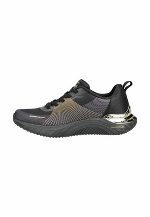 Schwarz-grauer Sportschuh mit goldfarbenen Akzenten, Schnürsenkeln vorne, dicker, strukturierter Sohle und metallischem Fersendetail mit der Aufschrift "Smooperfoam".
